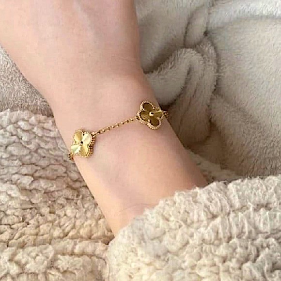 Gold Motif Clover Luxury Bracelet - Picture 2 of 4